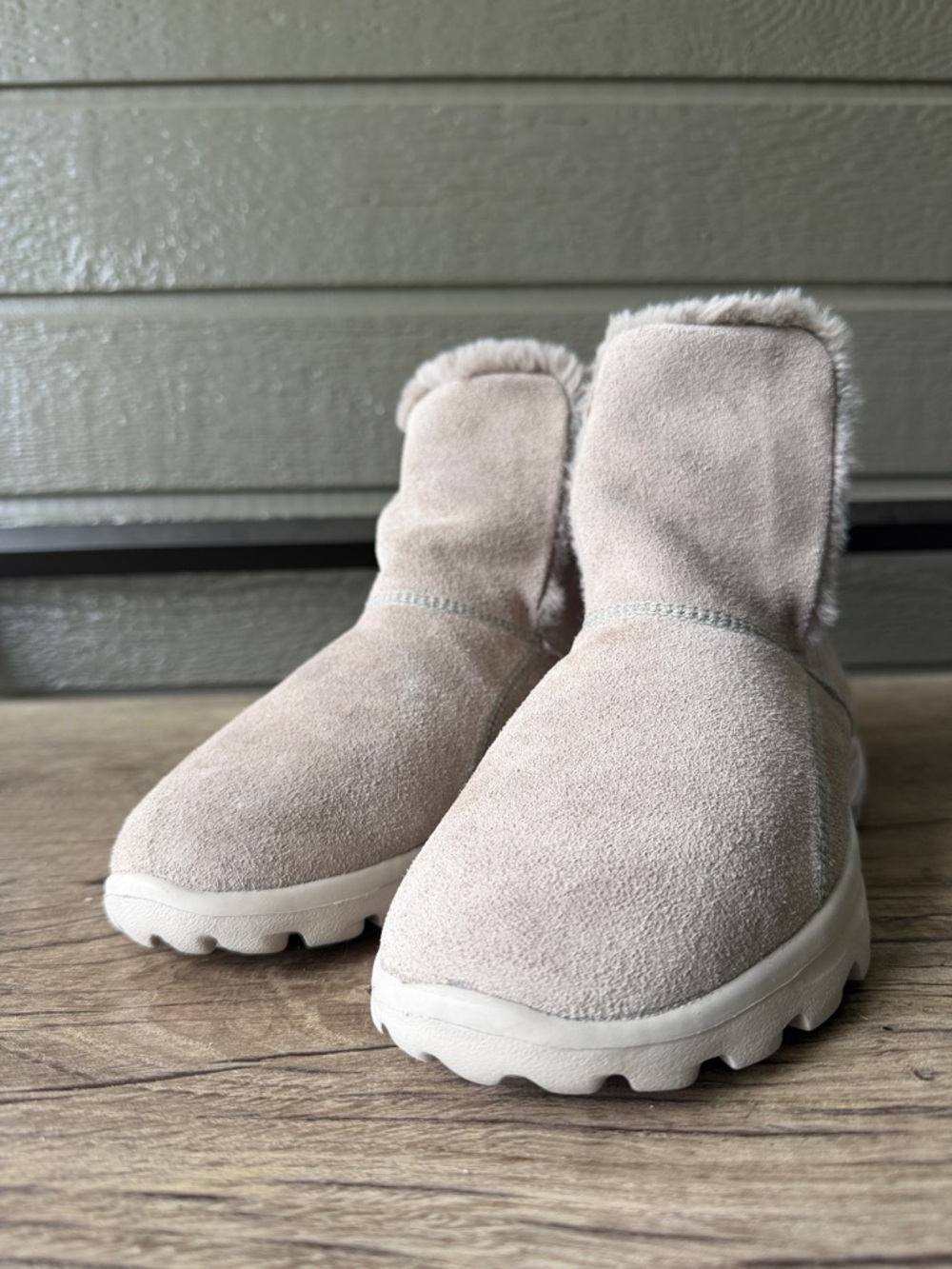 Skechers on the Go Women’s Beige Suede Faux-Fur Lined Ankle Booties size 9